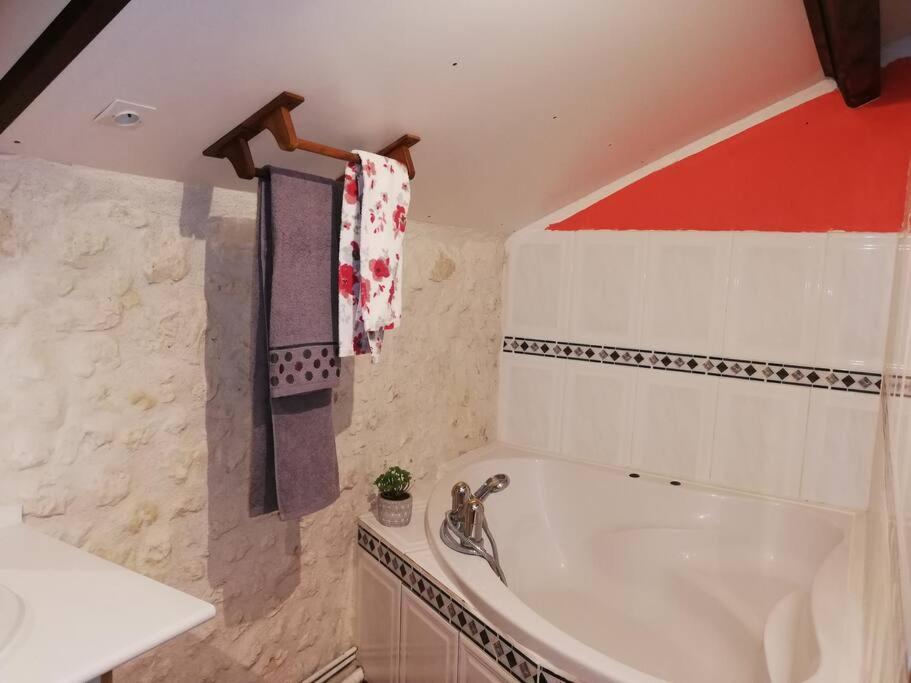 Maison Charentaise A La Campagne Becheresse Екстериор снимка